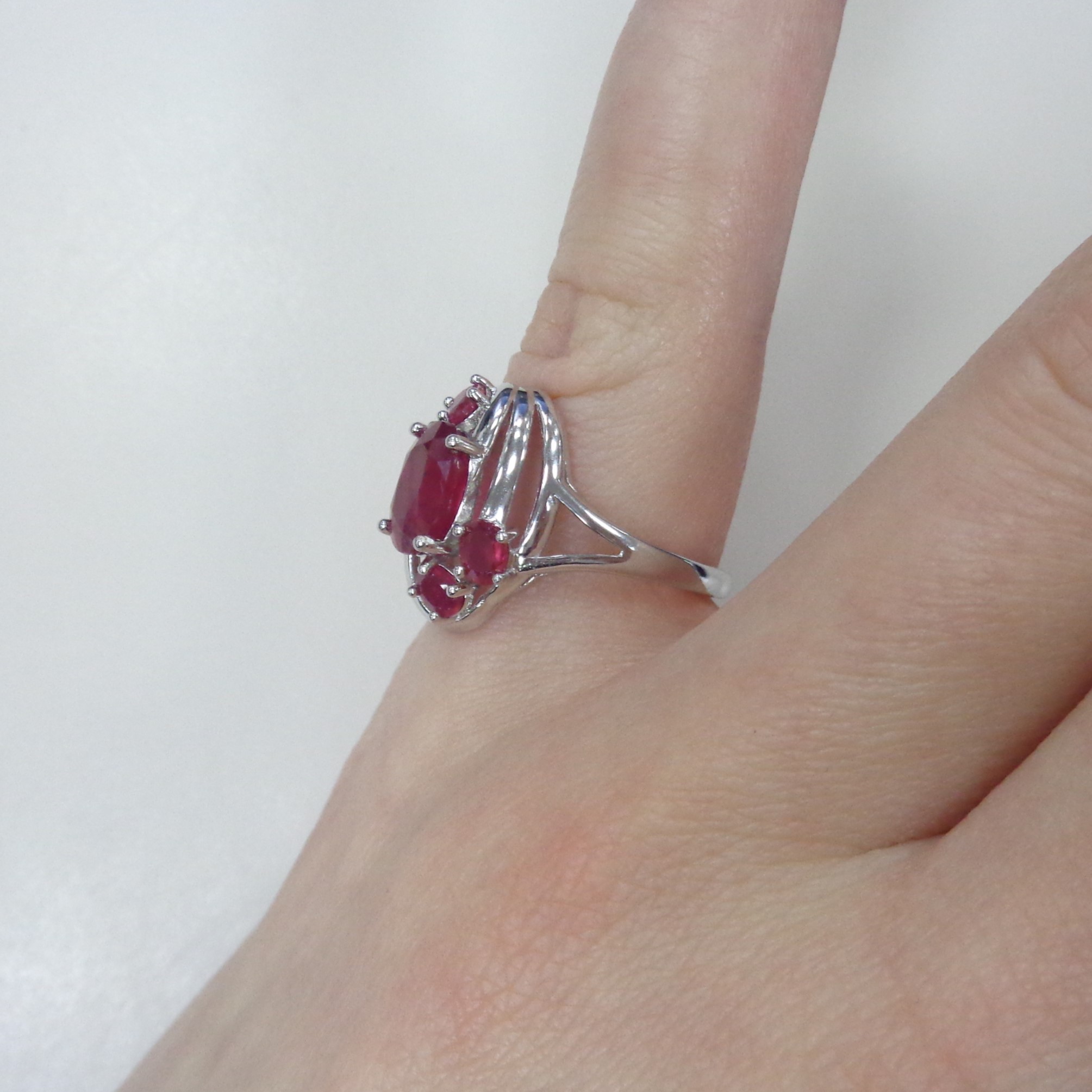 Серебряное кольцо с рубинами